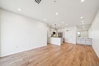 3877 Pell Pl, Unit 313 in San Diego, CA - Building Photo - Building Photo
