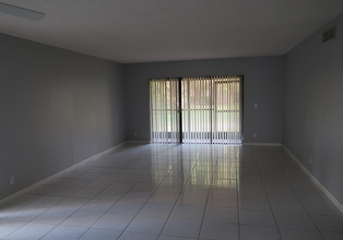 359 Lakeview Dr in Weston, FL - Building Photo - Building Photo