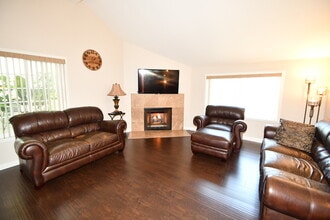 730 255th St, Unit H in Harbor City, CA - Foto de edificio - Building Photo