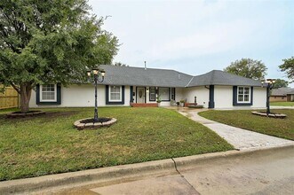 9009 Lakeaire Dr in Oklahoma City, OK - Building Photo - Building Photo