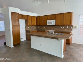 1319 W Michelle Dr in Phoenix, AZ - Building Photo