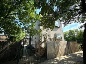 3904 W Armitage Ave in Chicago, IL - Building Photo