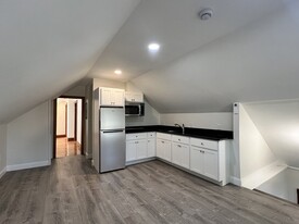 96 Brooks St, Unit 3 Apartamentos