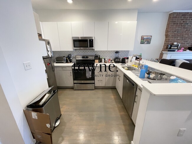 1402 Beacon St, Unit 3 in Brookline, MA - Foto de edificio - Building Photo