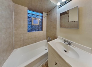 9021 S Albany Ave in Evergreen Park, IL - Foto de edificio - Building Photo