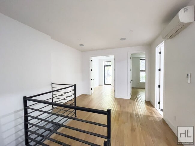 PUTNAM AVENUE / Spacious 2-Bed 1/5 Bath Du