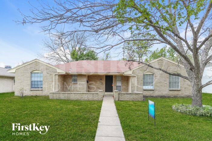 2956 Meadow Green Dr in Farmers Branch, TX - Building Photo
