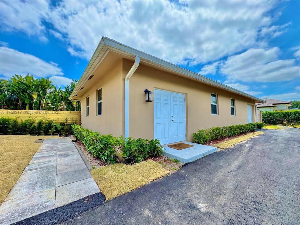 14450 SW 24th St in Davie, FL - Building Photo