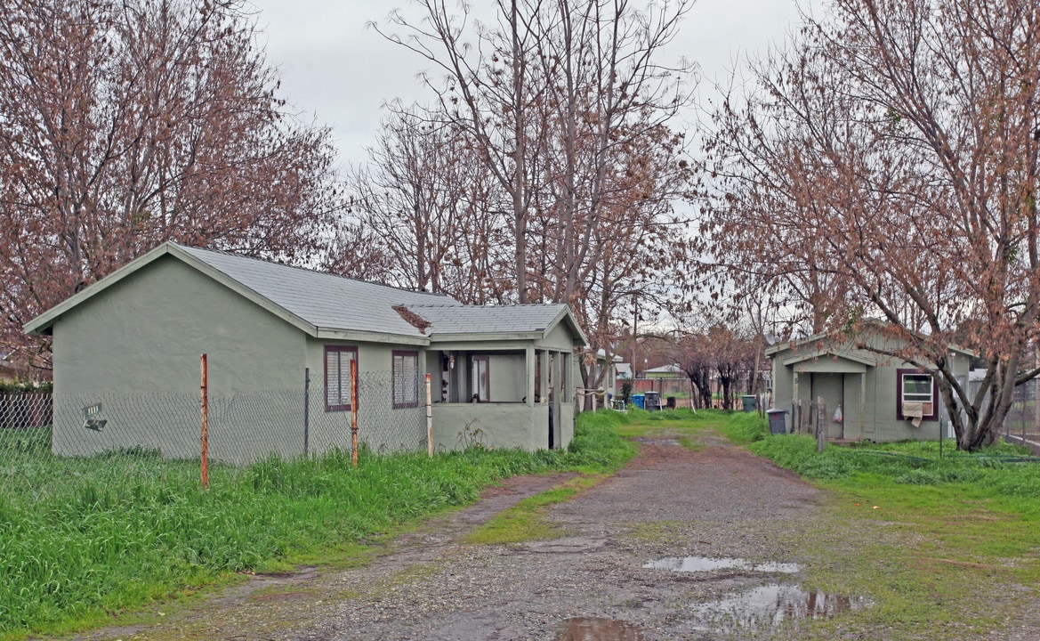 5837 Riverside Dr in Olivehurst, CA - Building Photo