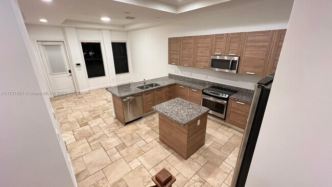 5184 NW 84th Ave in Doral, FL - Building Photo - Building Photo
