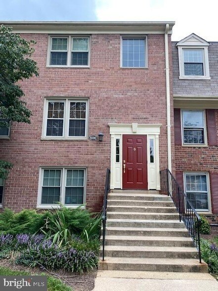 6010 Westchester Park Dr, Unit T-2 in College Park, MD - Foto de edificio