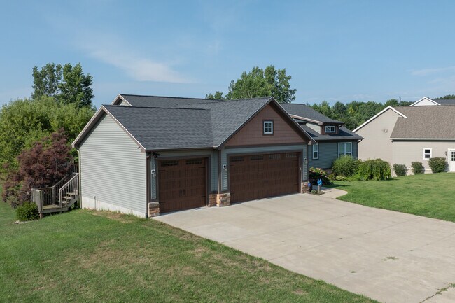Sessions Pointe Villa in Grand Rapids, MI - Building Photo - Building Photo