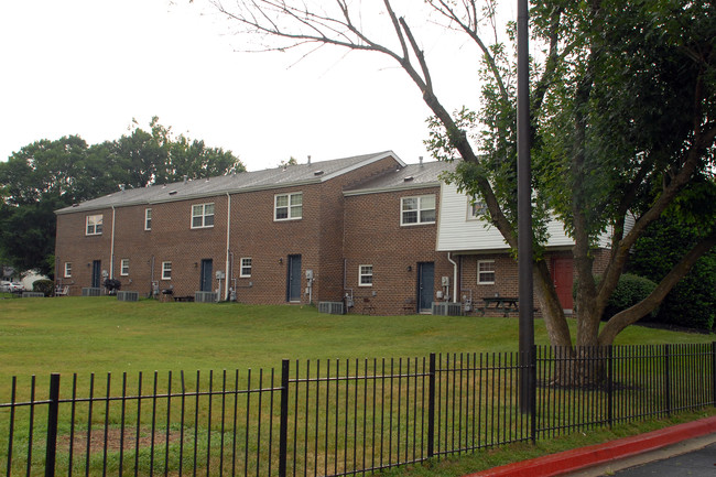 7820 Darrell Henry Ct in Pasadena, MD - Foto de edificio - Building Photo