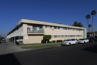 Ursula Apartments in Los Angeles, CA - Foto de edificio - Building Photo