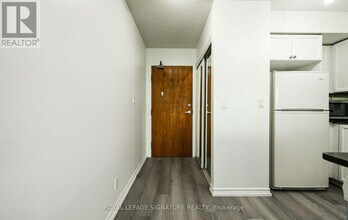 33 Elm Dr W in Mississauga, ON - Building Photo - Building Photo