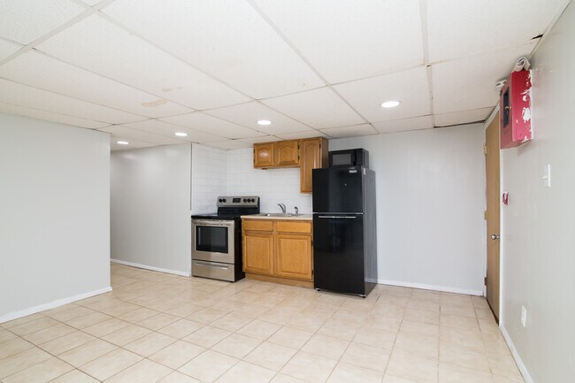 424 Tyson Ave, Unit Basement Unit photo'