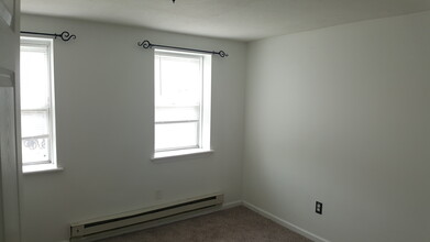 315 N Clinton Ave, Unit 201 in St. Johns, MI - Building Photo - Building Photo