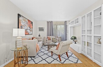 1351 N Orange Dr, Unit 210 in Los Angeles, CA - Foto de edificio - Building Photo
