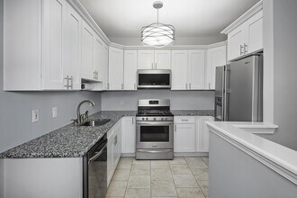 276 Roslyn Ct in West New York, NJ - Building Photo - Building Photo