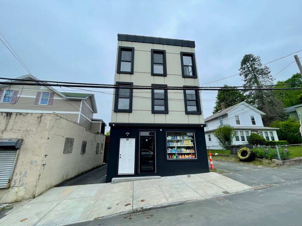 49 Hill St in Waterbury, CT - Building Photo