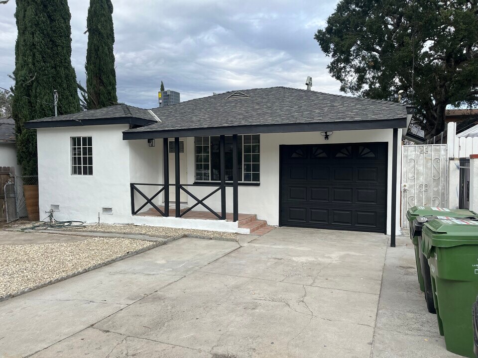 7661 Beckett St in Los Angeles, CA - Building Photo