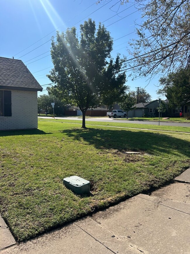 1319 S Travis St in Amarillo, TX - Foto de edificio - Building Photo