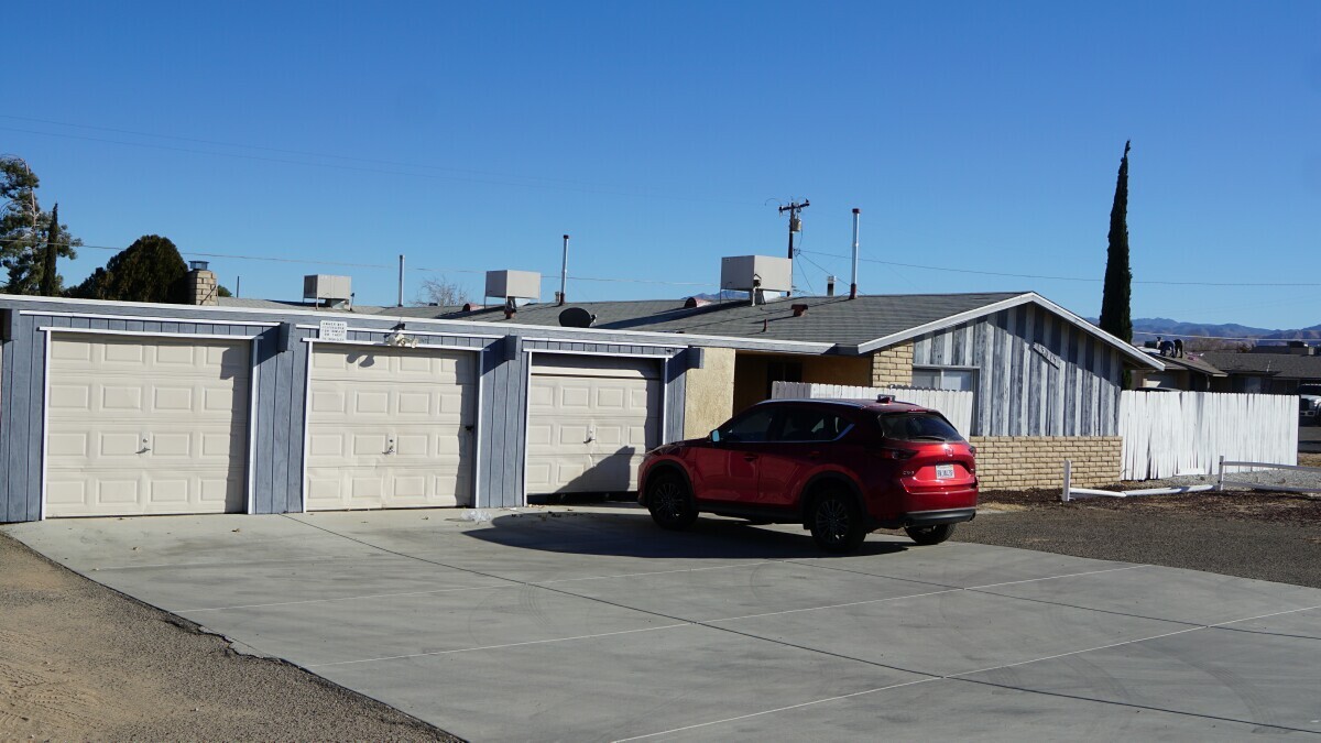 13017 Kiowa Rd, Unit B in Apple Valley, CA - Building Photo