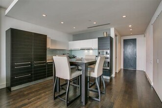 2408 Victory Park Ln in Dallas, TX - Building Photo - Building Photo