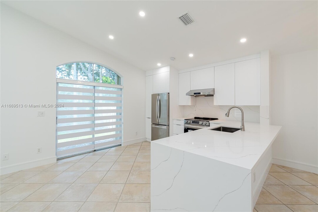 812 Garnet Cir in Weston, FL - Building Photo