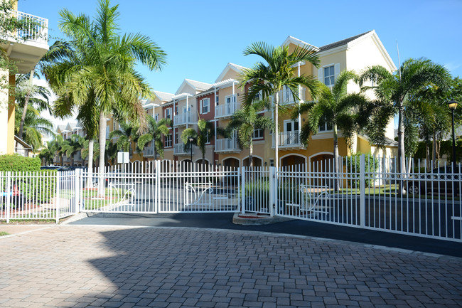 Vintage at Lighhouse Point in Lighthouse Point, FL - Foto de edificio - Building Photo