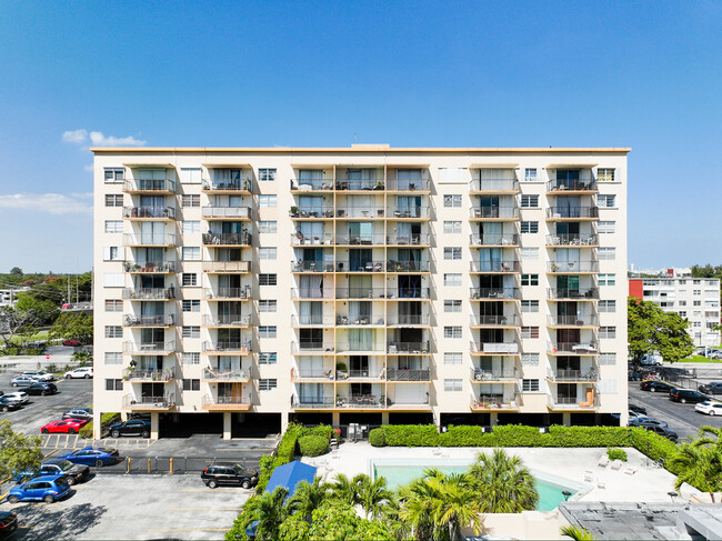 Three Horizons North in North Miami, FL - Foto de edificio - Building Photo