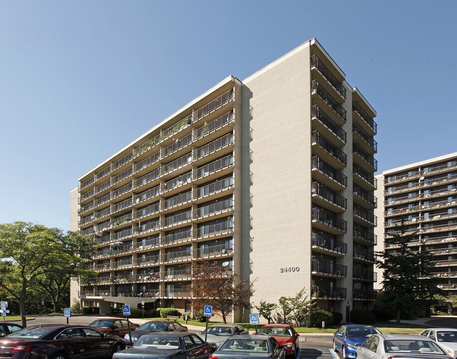 McDonnell Tower in Southfield, MI - Foto de edificio