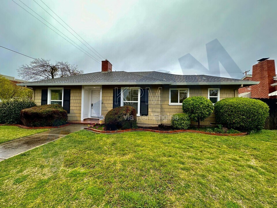 875 W Alpine Ave in Stockton, CA - Building Photo