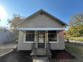 2001 E 81st Terrace in Kansas City, MO - Building Photo