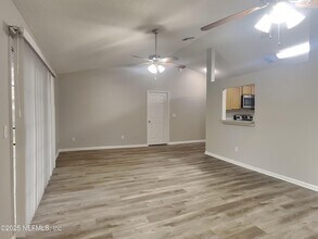 8256 Creek Hollow Ct in Jacksonville, FL - Building Photo - Building Photo