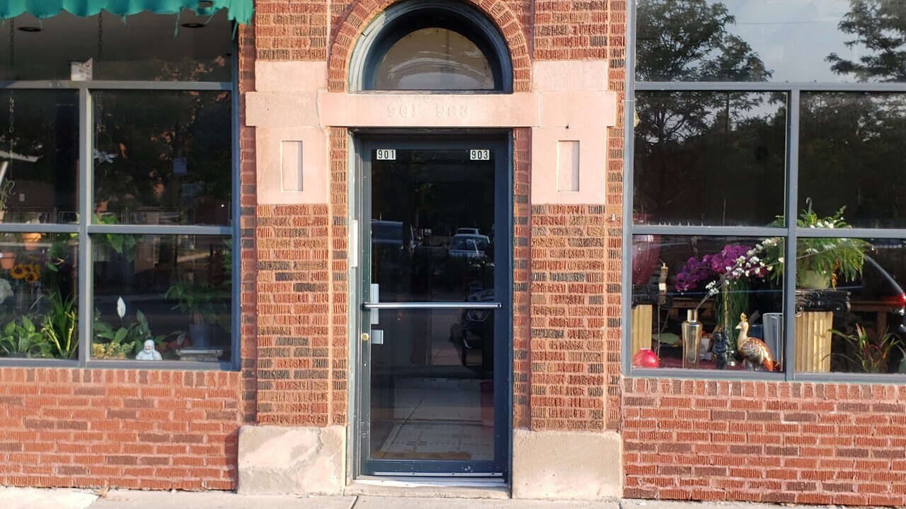 901 W Irving Park Rd in Chicago, IL - Building Photo