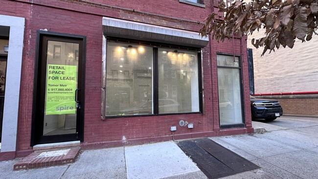 401 E 83rd St in New York, NY - Building Photo - Building Photo