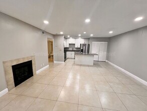 300 Lakepointe Dr in Altamonte Springs, FL - Building Photo - Building Photo