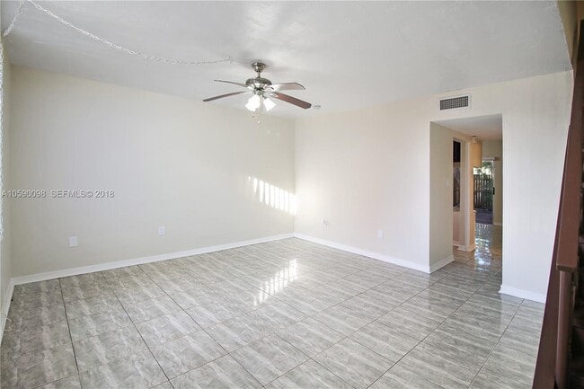 270 NE 142nd St in Miami, FL - Foto de edificio - Building Photo