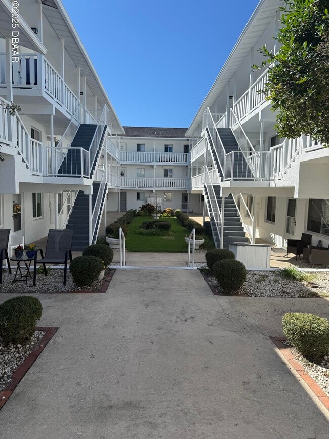 1020 N Halifax Ave in Daytona Beach, FL - Building Photo - Building Photo