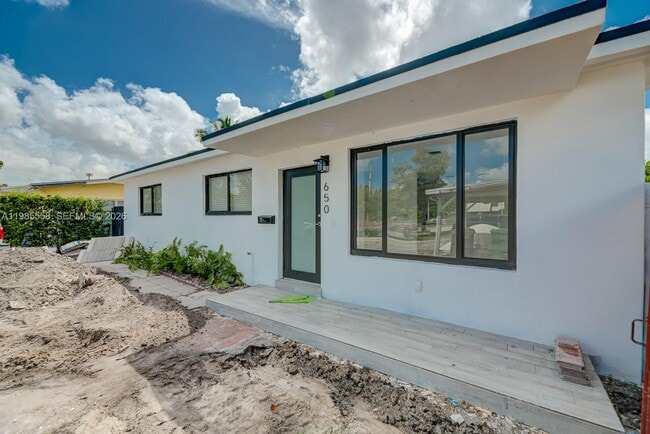 650 E 65th St in Hialeah, FL - Building Photo - Building Photo