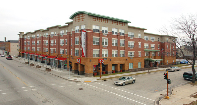 The Berkshire Senior Living in West Allis, WI - Foto de edificio - Building Photo