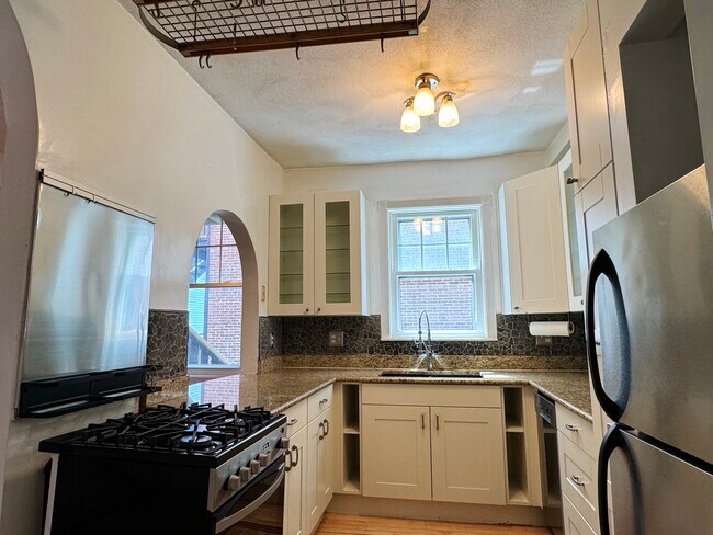 22 Pembroke St, Unit 1 in Chelsea, MA - Building Photo - Building Photo