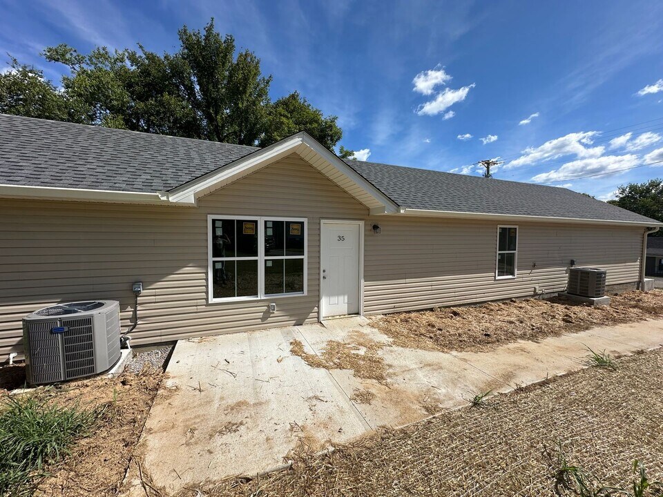 35 Wyatt Ln in Hartsville, TN - Foto de edificio