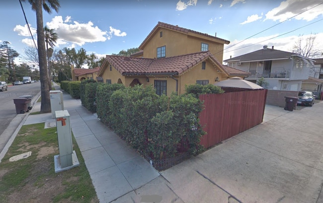 2040 Glenwood Rd in Glendale, CA - Building Photo - Building Photo