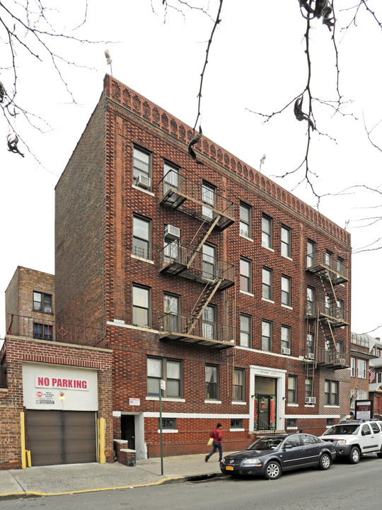 3717 75th St in Jackson Heights, NY - Foto de edificio