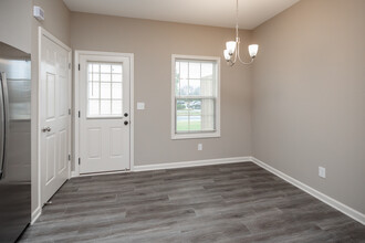 Airport Place Apartments in Clarksville, TN - Building Photo - Interior Photo