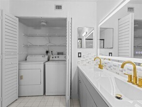 4460 NW 107th Ave in Doral, FL - Building Photo - Building Photo