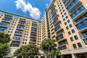 Triangle Towers in Bethesda, MD - Foto de edificio - Building Photo