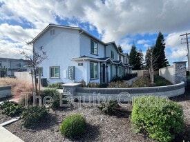 405 S Summit St in Visalia, CA - Building Photo